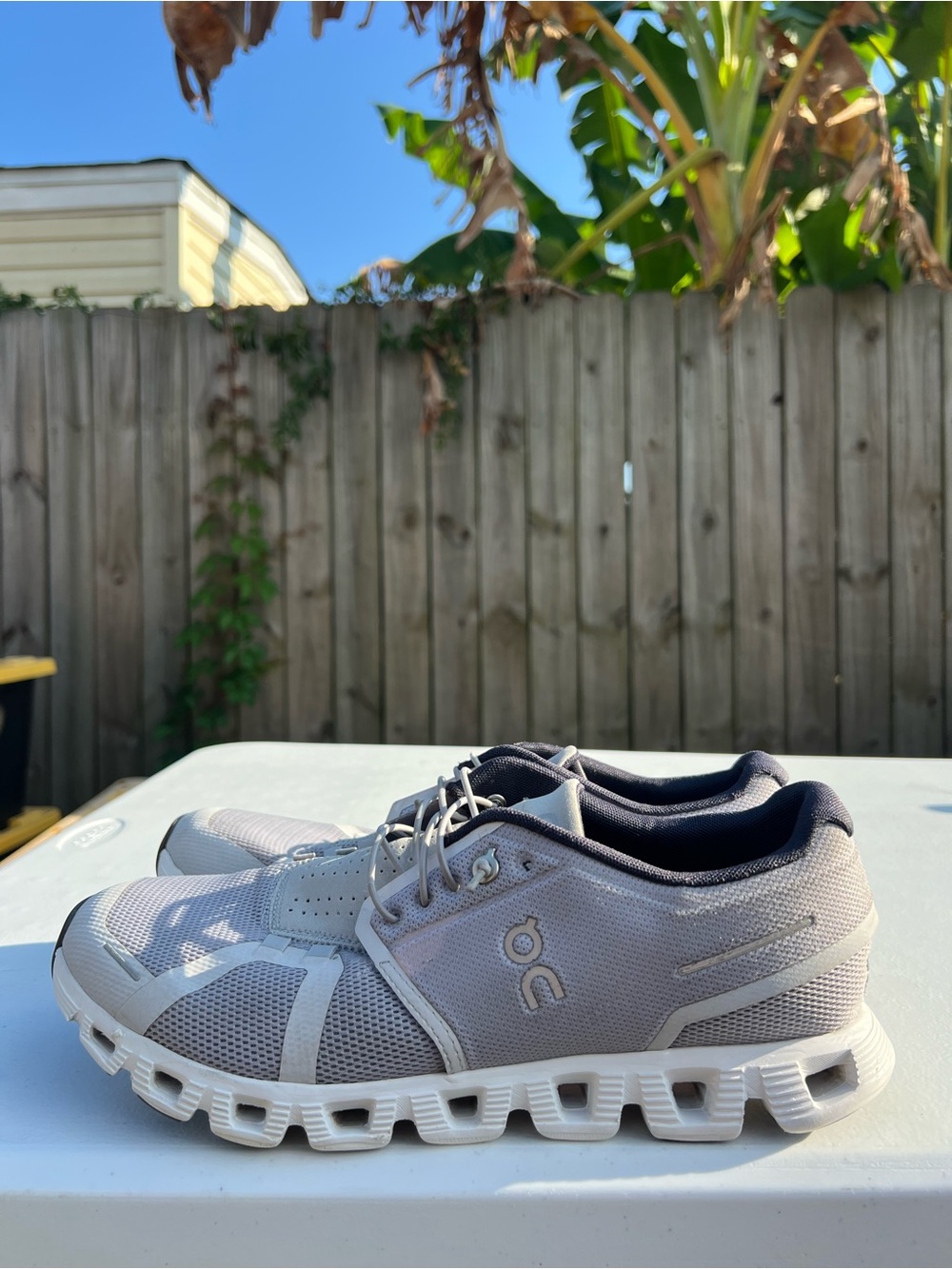 Men’s On Cloud Running Athletic Shoes in Light Gray and White size 10